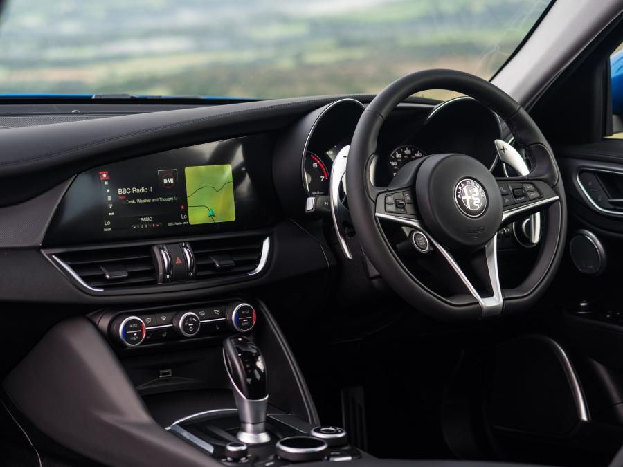 Интерьер Alfa Romeo Giulia Veloce (952) 2017 года  (UK) (фото 22 из 24)